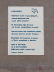 829973 Afbeelding van het gedicht Leidseweg van Ingmar Heytze, geschilderd op een paneel op de zijgevel van het ...
